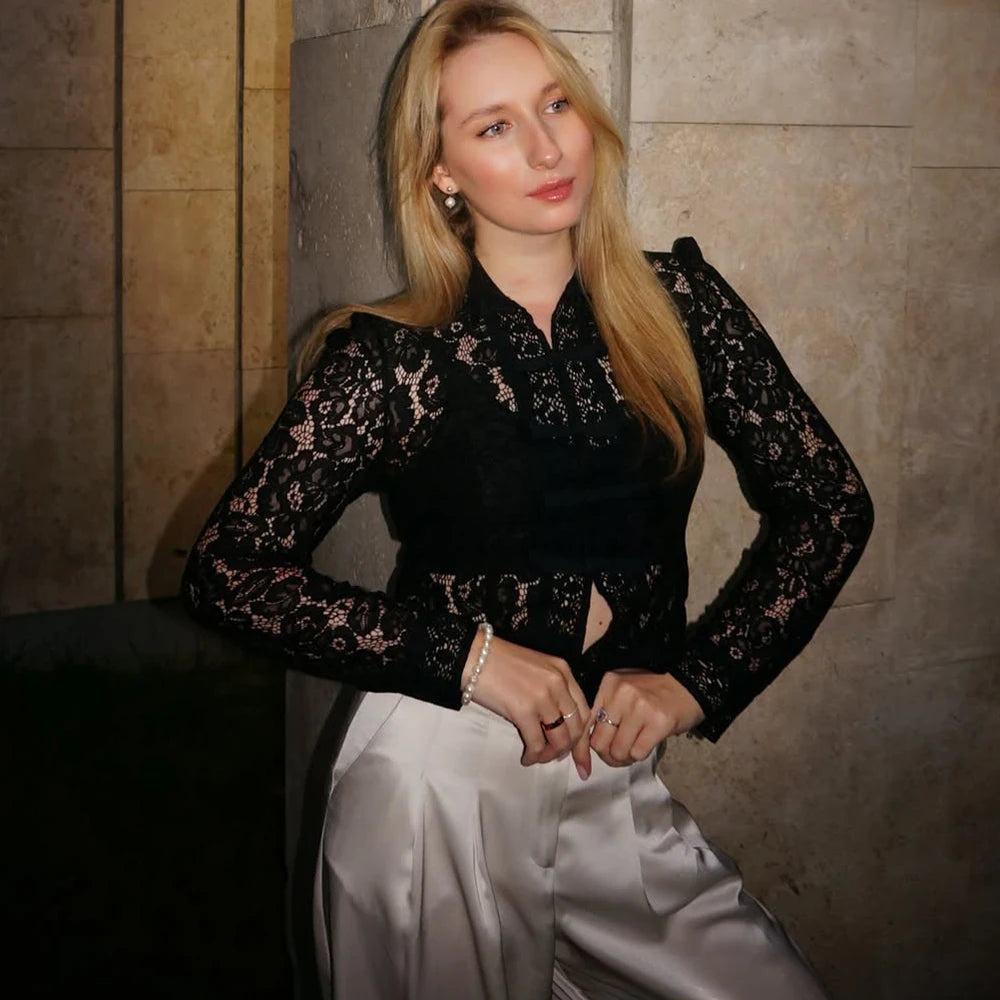 Koronkowa bluzka damska slim z guzikami