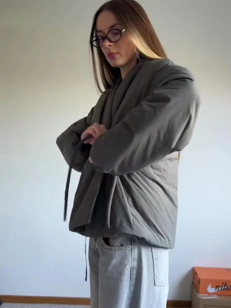 Pikowana kurtka z wiązaniem