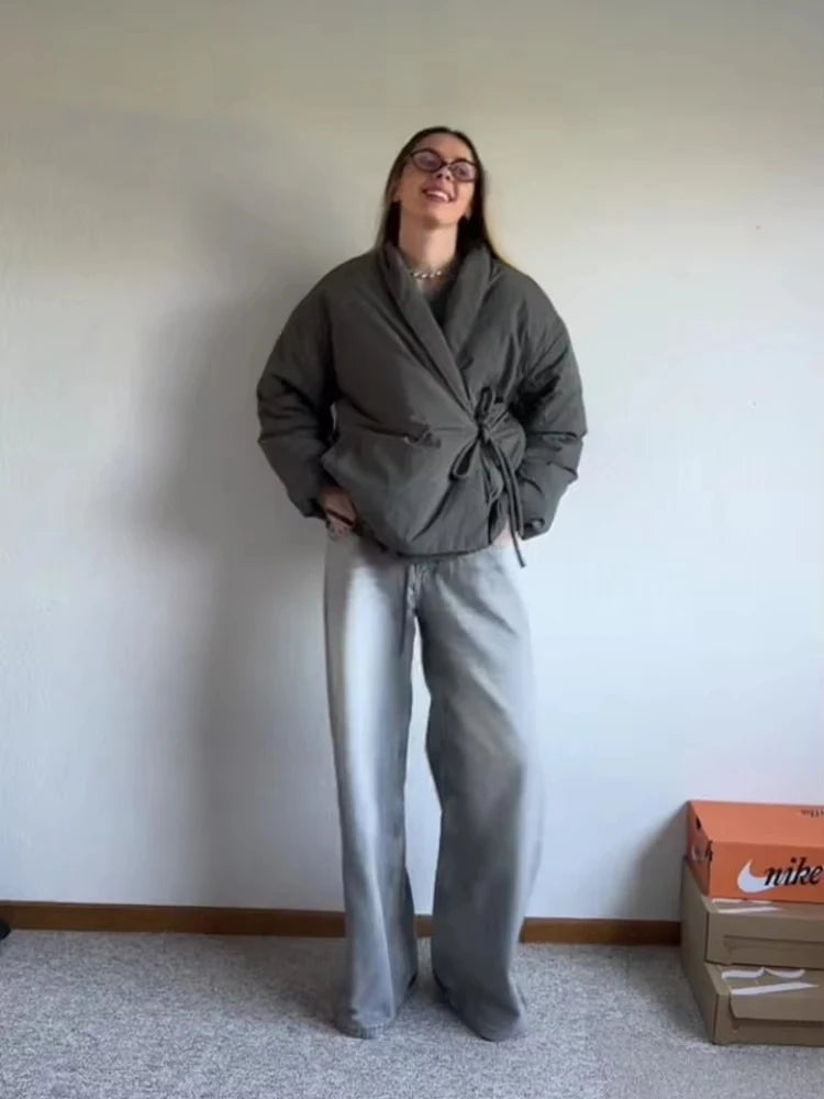 Pikowana kurtka z wiązaniem