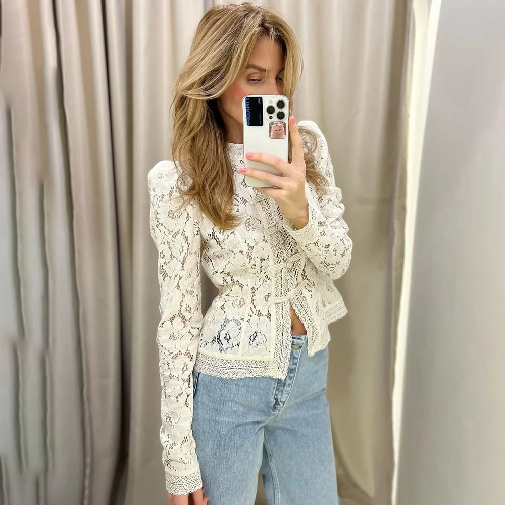 Koronkowa bluzka damska slim z guzikami