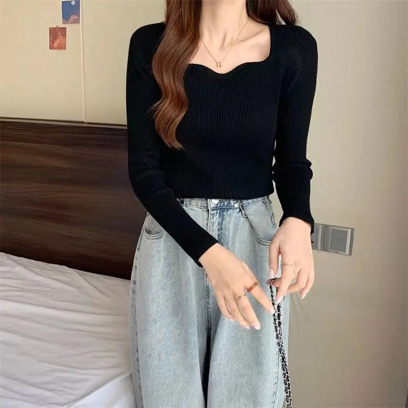 Damski krótki sweterek z długim rękawem