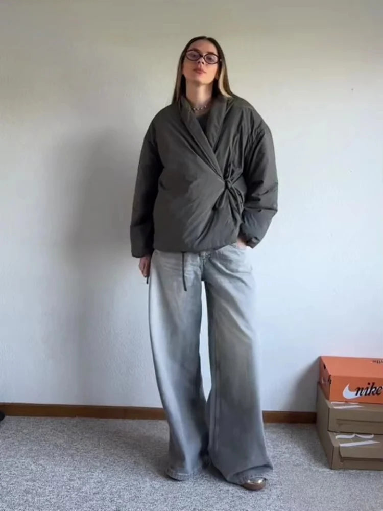 Pikowana kurtka z wiązaniem